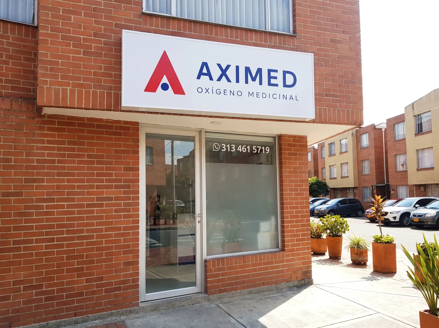 Aviso de fachada con la marca nueva de AXIMED