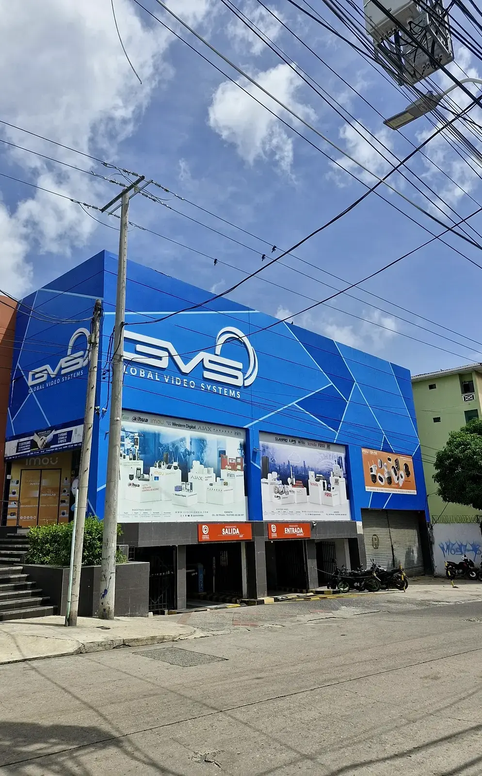 Fachada de GVS en Barranquilla con el aviso instalado