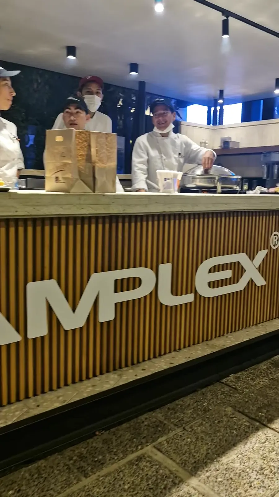 Frente de la barra con la marca Amplex