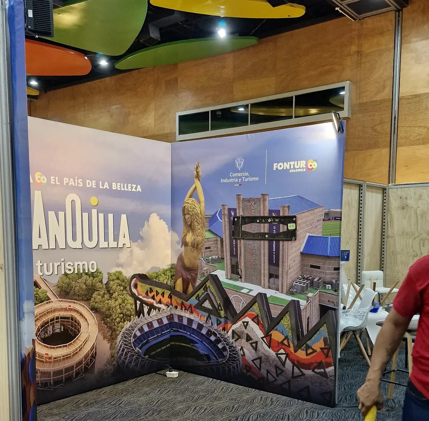 Montaje del muro derecho con el soporte de la pantalla ya instalado sobre la gráfica de la ciudad