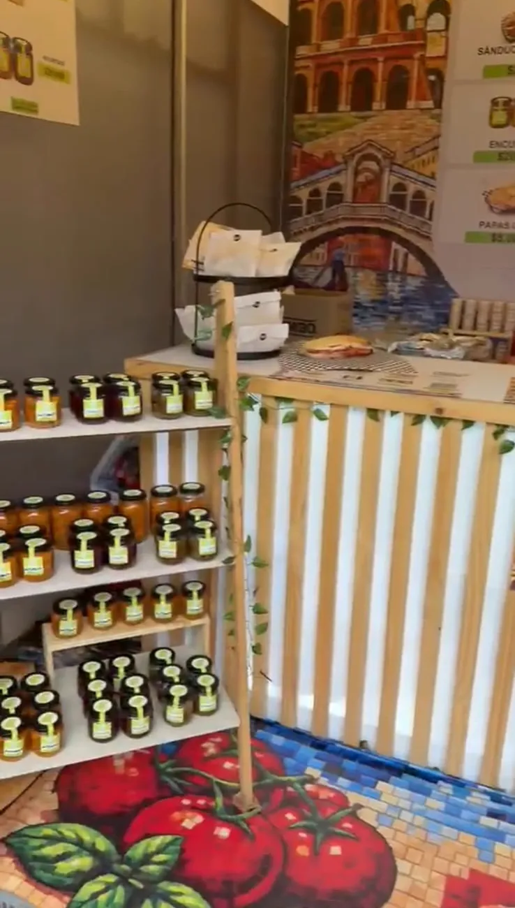 Exhibidor de 3 niveles con los productos de Carel al Dente y counter de madera