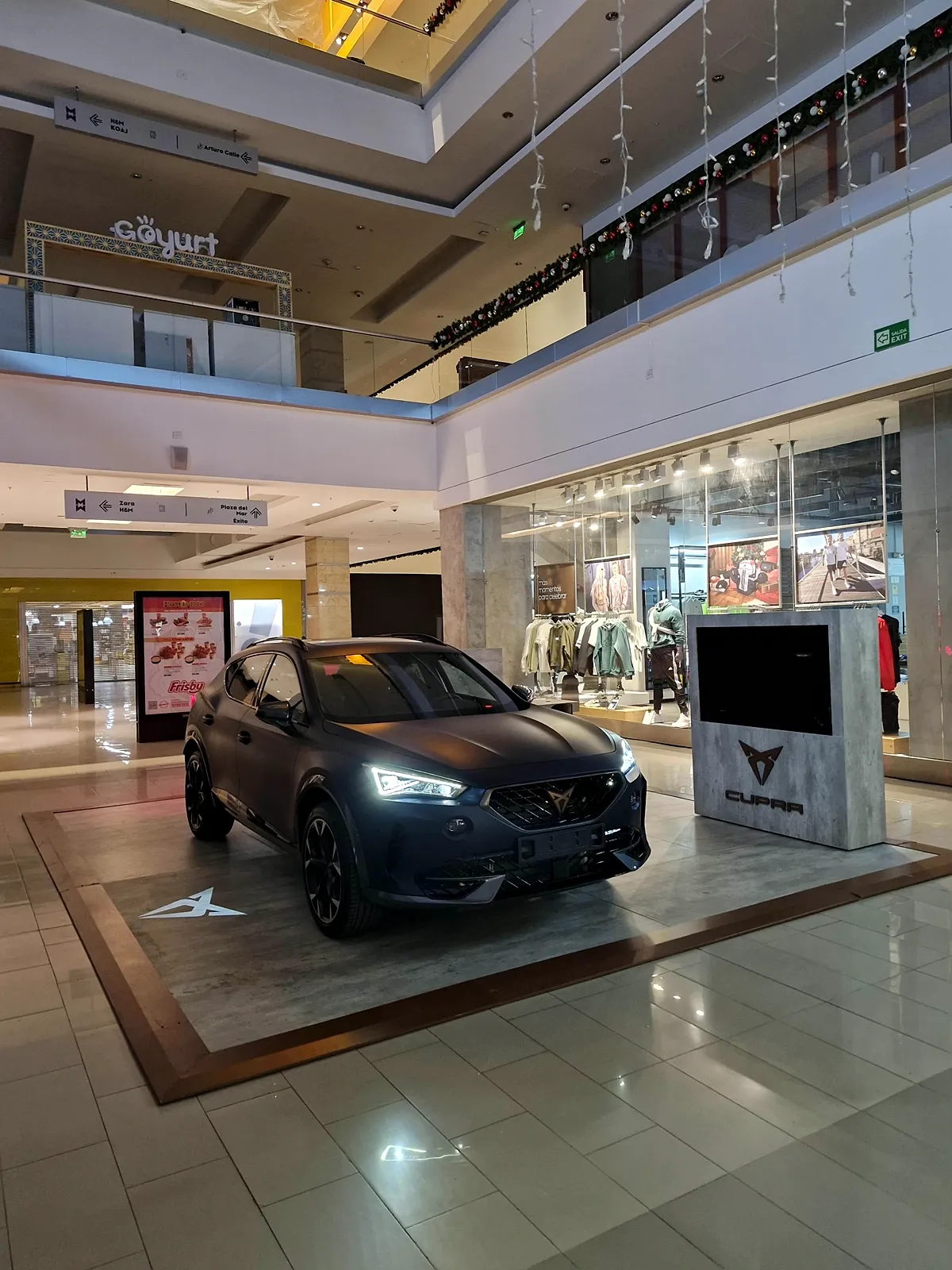 Cupra Formentor con las luces encendidas en Multiplaza