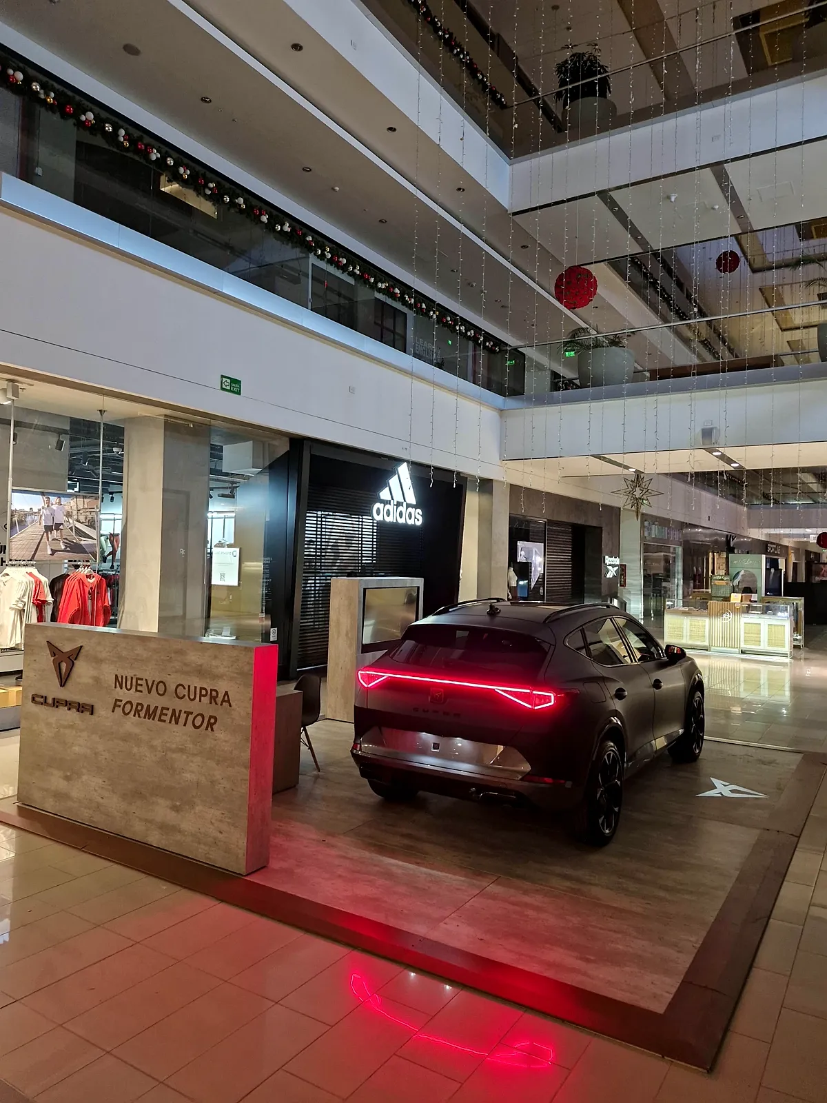 Vista trasera del Cupra Formentor junto al counter de la marca