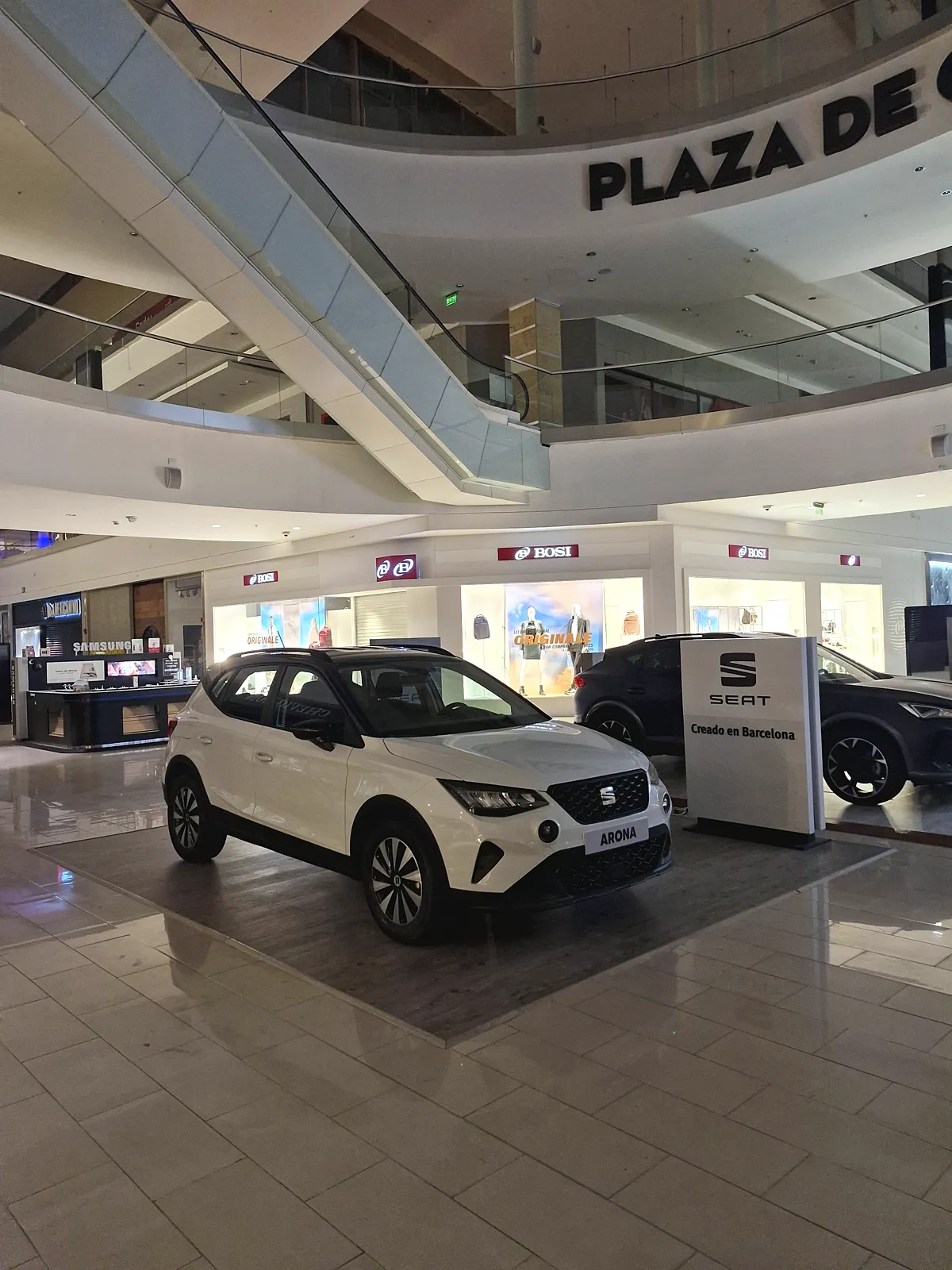 Seat blanco en exhibición junto al tótem de la marca