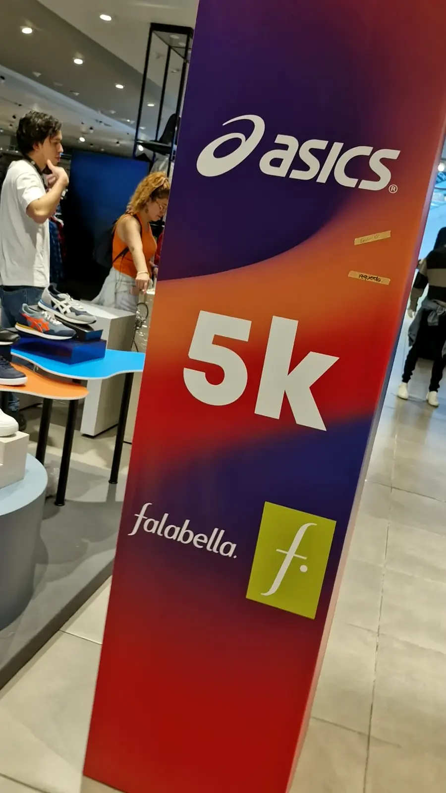 Detalle de la columna del arco con los logos de Asics y Falabella y el texto 5k