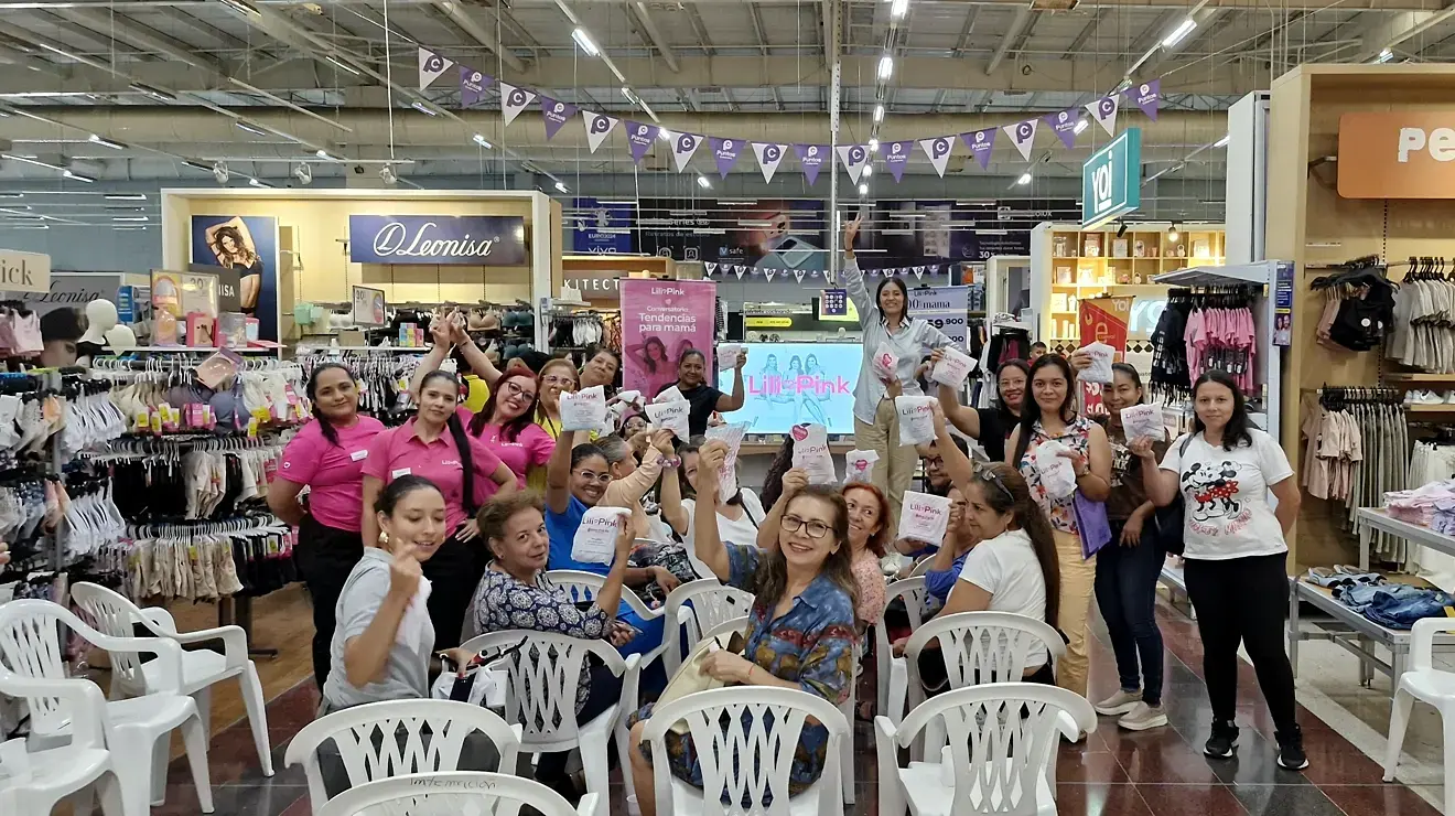 Asistentes y asesoras de Lilipink celebrando con sus obsequios al final del evento en un almacén de Cali