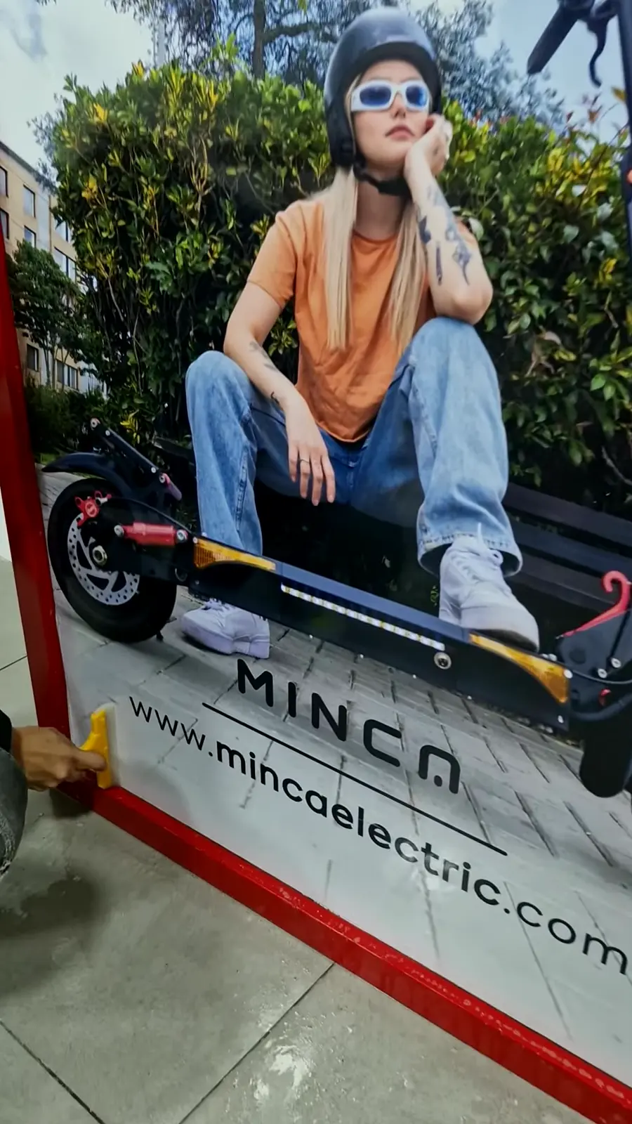 Acabado del borde inferior del tótem con el logo de Minca y la dirección web