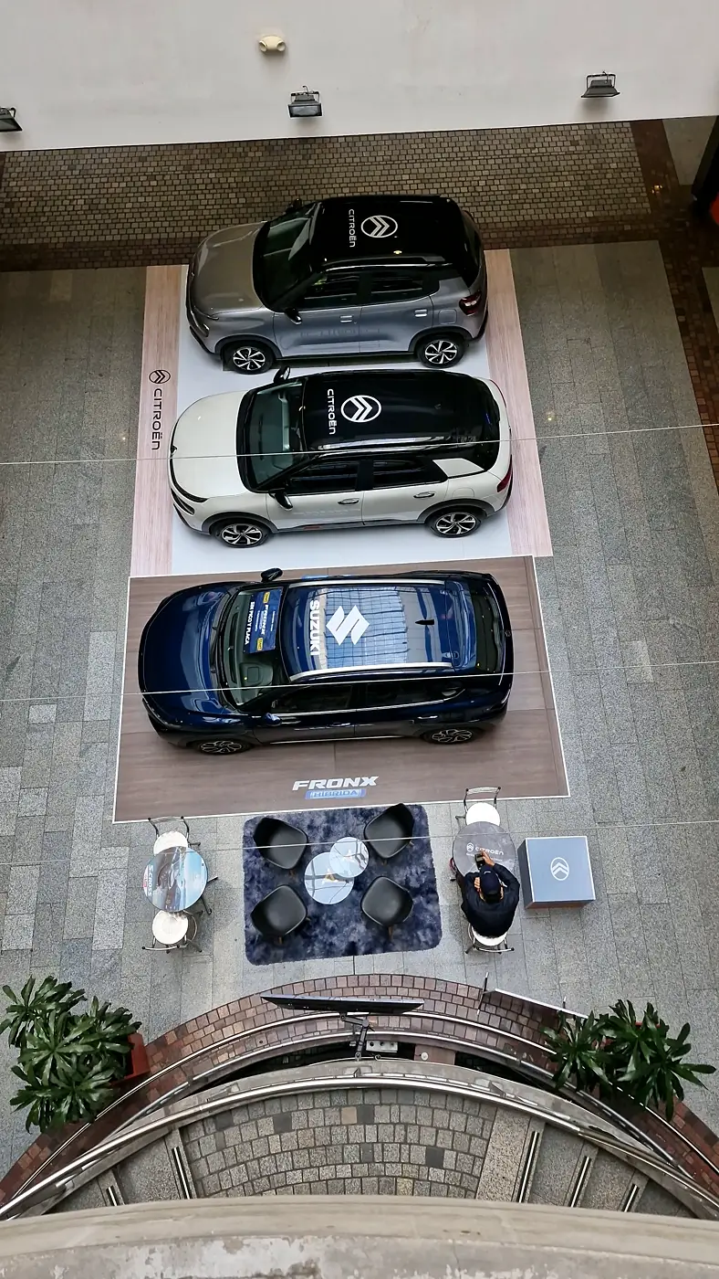Vista desde arriba de la exhibición Suzuki y Citroën con la sala de atención