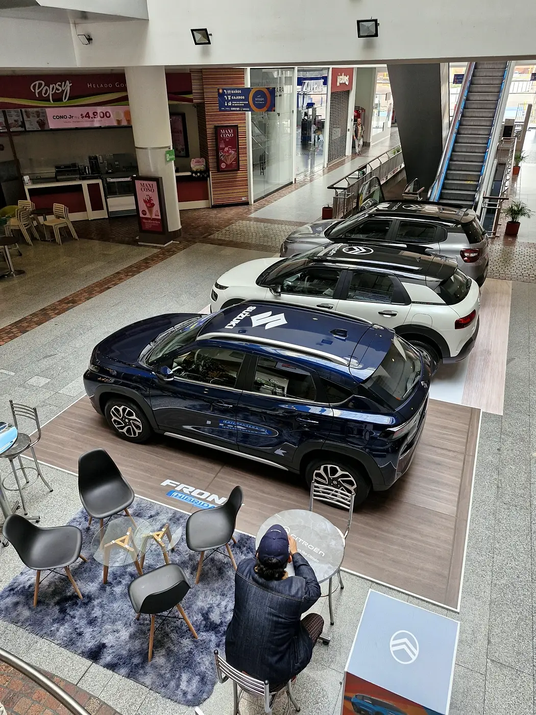 Exhibición Suzuki y Citroën vista desde el segundo piso
