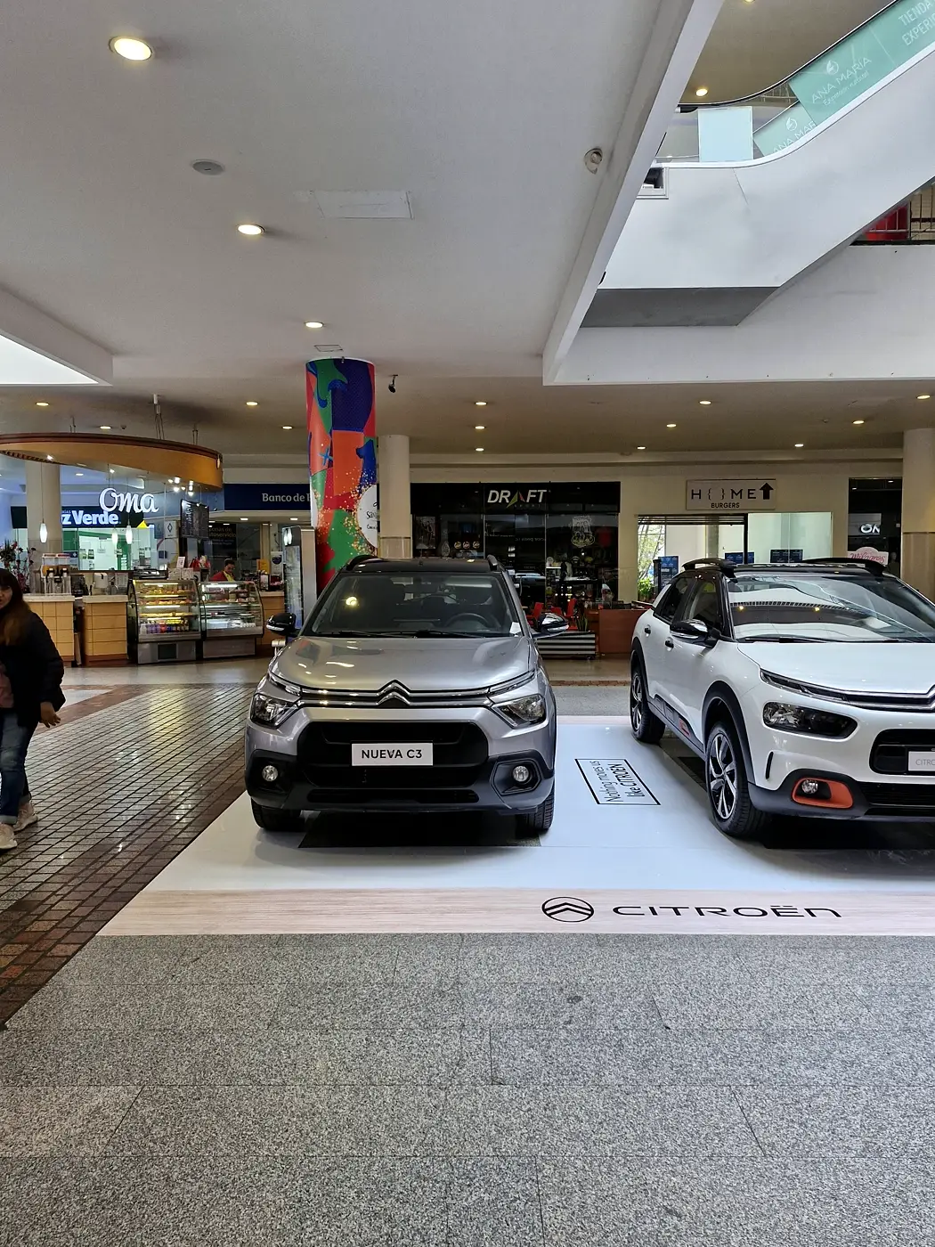 Vehículos Citroën sobre el piso impreso con la marca