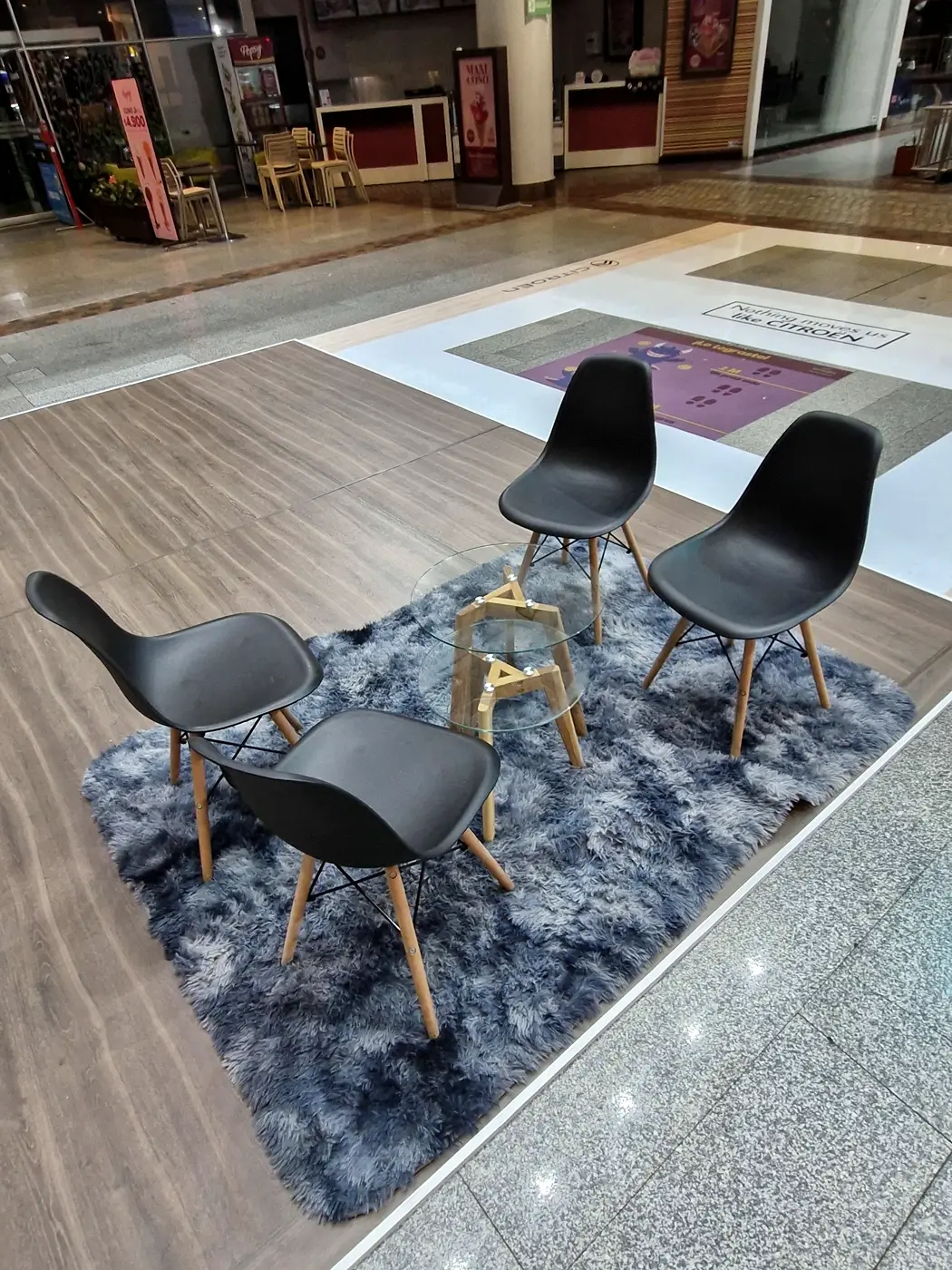 Sala de atención con sillas y tapete sobre el piso tipo madera