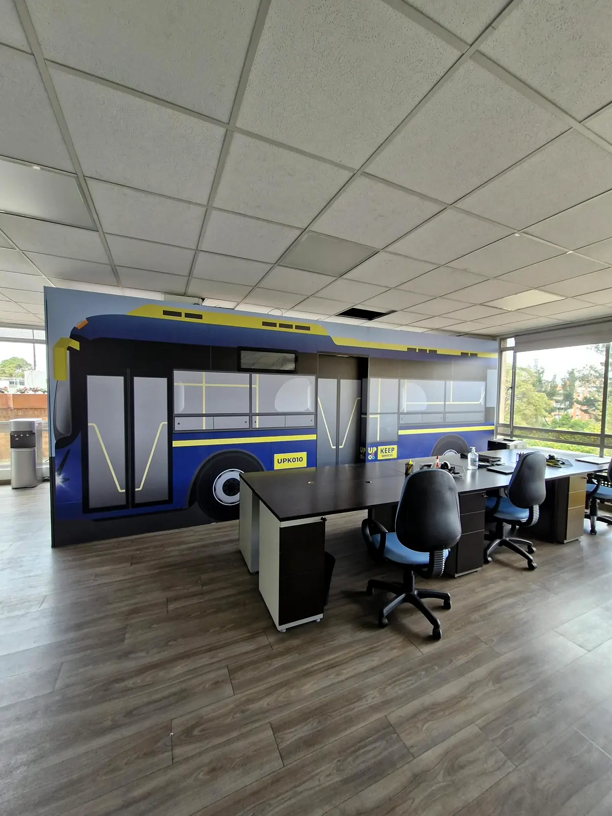 Costado del bus junto a los puestos de trabajo