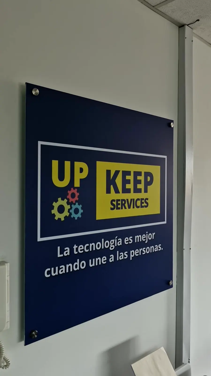 Placa con el logo de Up Keep Services y su lema