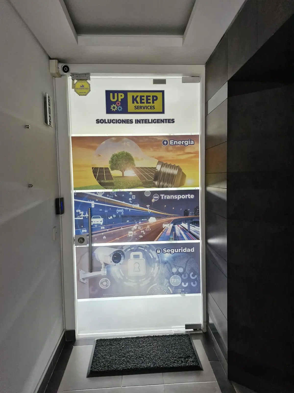 Puerta de vidrio de la entrada con el vinilo de la marca