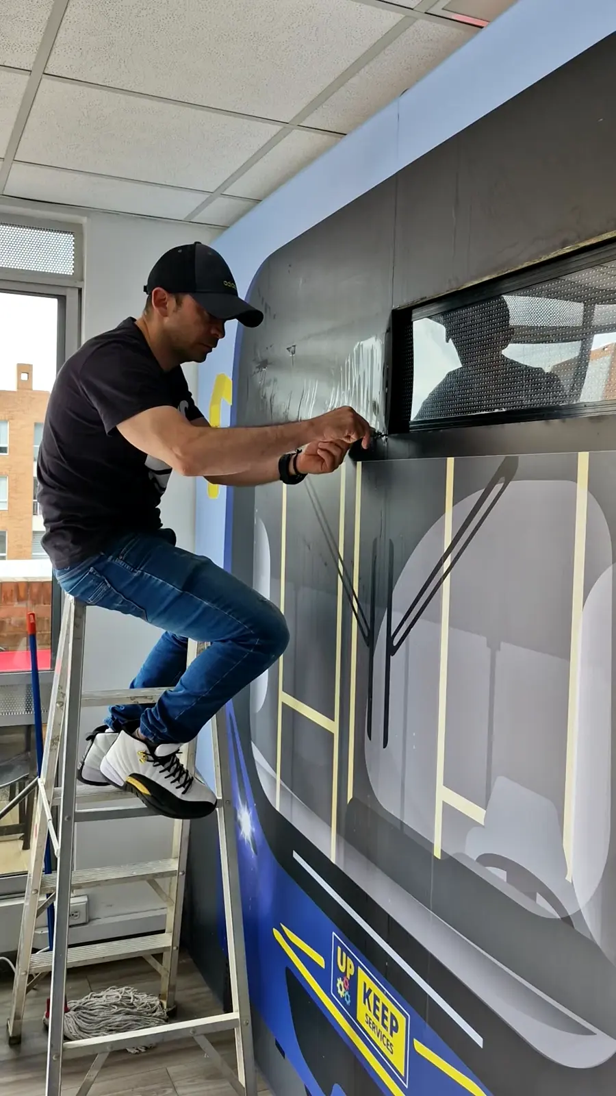 Instalación del vinilo laminado en el frente del bus