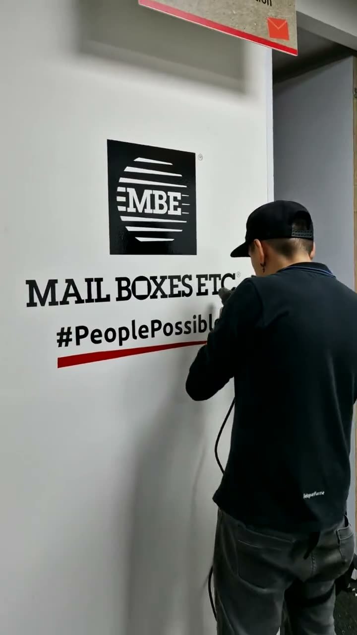 Video de la instalación del logo de Mail Boxes Etc. en la oficina