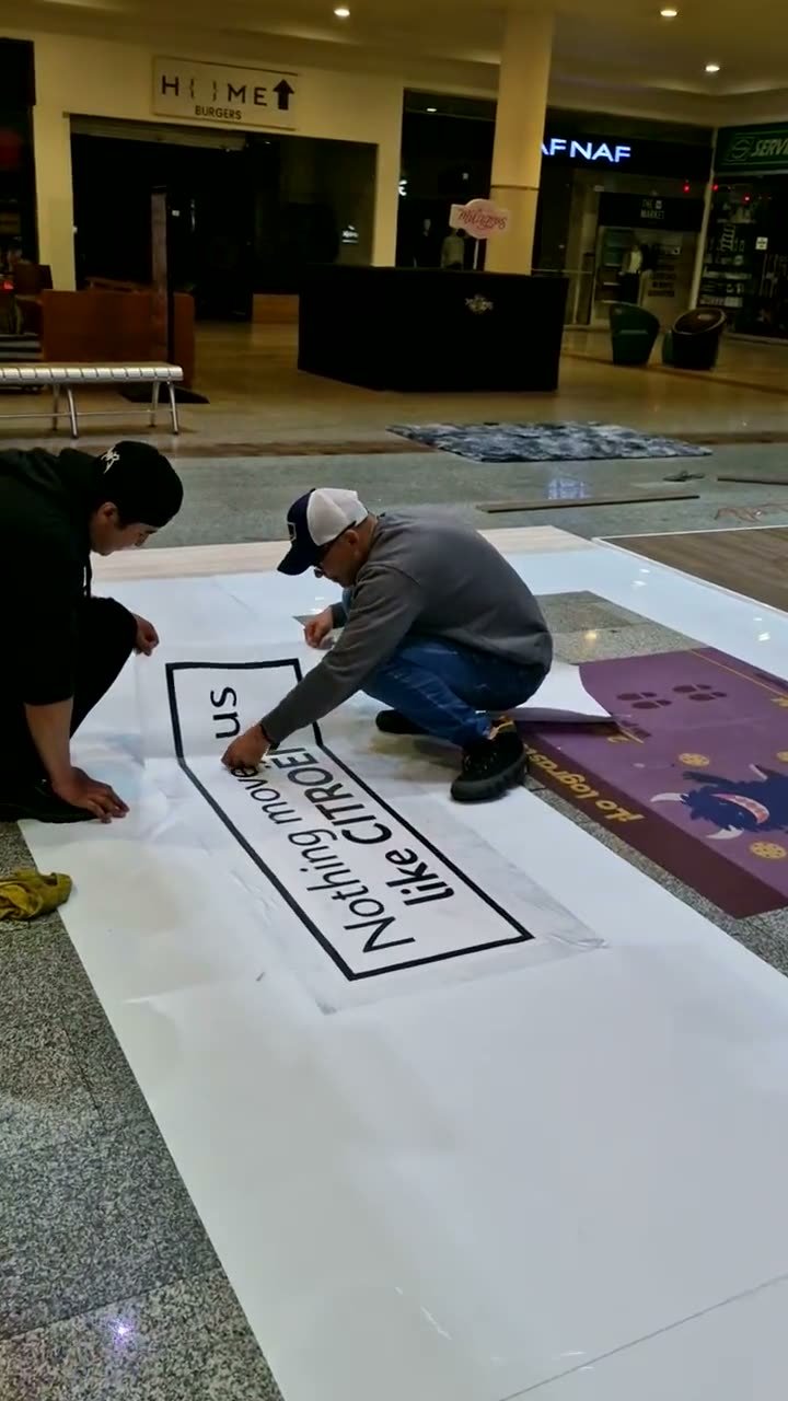 Instalación del vinilo impreso en el piso